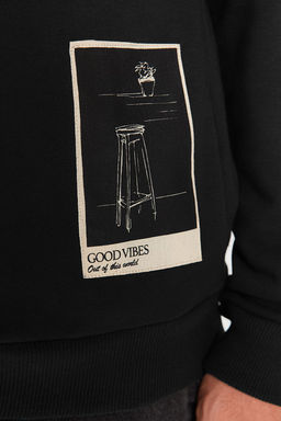 TRENDYOL MAN Siyah Oversize/Genis Kesim Bisiklet Yaka Sanat Tema Aplikeli Ici Polarl? Sweatshirt TMNAW24SW00038 - Trendyolmilla фото 16