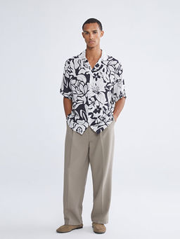 Regular Fit Resort Yaka K?sa Kollu Desenli Viskon Erkek G?mlek