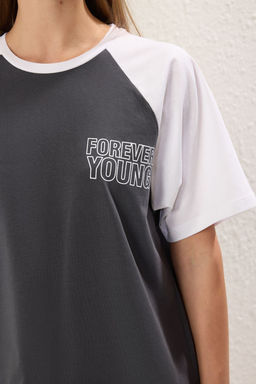 TRENDYOLMILLA Antrasit %100 Pamuk Renk Bloklu Sloganl? Relaxed/Rahat Kesim Orme T-Shirt TWOSS24TS00134 фото 3