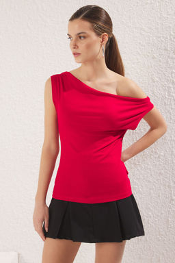 K?rm?z? Duz Kay?k Yaka Fitted Viskoz/Yumusak Kumasl? Esnek Orme Orme Bluz TWOSS24BZ00090