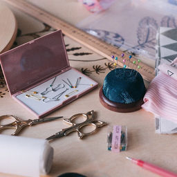 Игольница «Круг», на деревянной подложке, d=7 см, МИКС