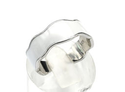 Кольцо модное с эмалью белой, серебристое Радуга камня