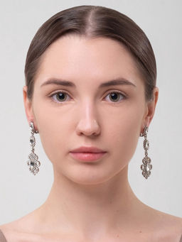 Клипсы для ушей висячие со стразами QF Ажур в стразах, эллипс, цвет белый в серебре