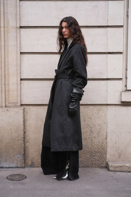 Abrigo con acabado cepillado y cinturon de anudar