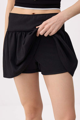 Siyah Duz Sort Etek Baglama Detayl? Dar Paca K?sa Dokulu Orme Sort & Bermuda TWOSS26SR00077