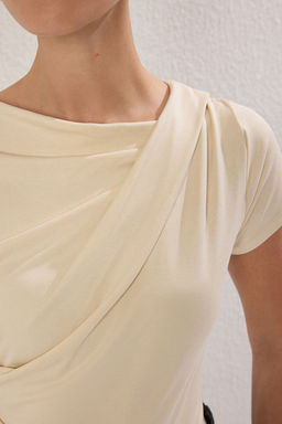 Tas Buzgu/Drape Detayl? Fitted/Vucuda Oturan Orme Bluz TWOSS25BZ00278