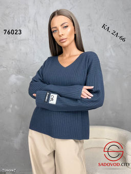 классическая кофта с V-вырезом