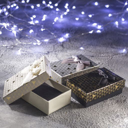 Цена за 6 шт. Коробочка подарочная под набор «Треугольники», блестящие, 5×8 см, (полезная часть 4.8×7.7 см,), МИКС