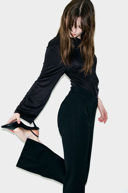 Top drapeado de un hombro