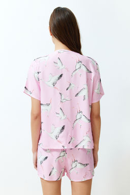 Trendyolmilla Pembe Leylek Desenli Viskon Sortlu Dokuma Pijama Tak?m? THMSS24PT00134