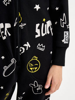 Черный комбинезон для мальчика с принтом