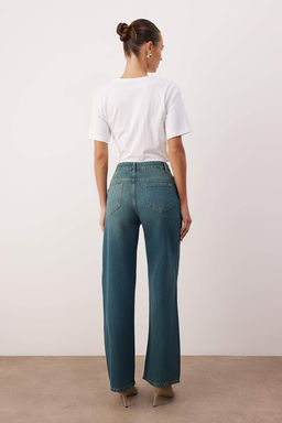 Koyu Mavi Yuksek Bel Dokumlu Liyosel Kar?s?ml? Wide Leg Jeans TWOAW26JE00247 - Trendyolmilla фото 4