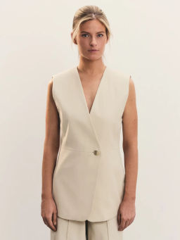 Жилет из тенселя и хлопка с декоративной пуговицей / Zarina  фото 3