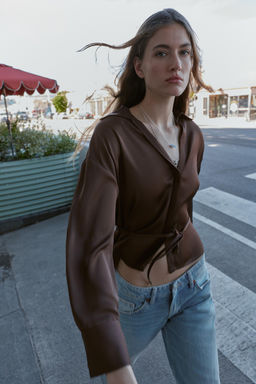 BLUSA SATINADA CINTUR?N / Marr?n