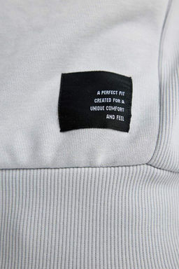 Базовый свитшот обычного кроя с тканой этикеткой - Defacto фото 5