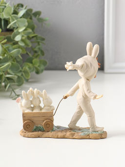 Фигурка полистоун Девочка в комбинезоне с заячьими ушами, везет тележку с зайцами, 13.5 см