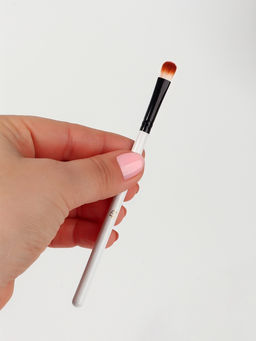 Кисть для макияжа, 13 (± 1) см, белая, чёрная