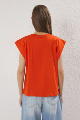 Turuncu %100 Pamuk Z?mba Detayl? Vatka Gorunumlu Relaxed Bisiklet Yaka Orme T-Shirt TWOSS23TS00016