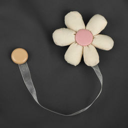 Цена за 4 шт. Подхват для штор «Цветочек», d = 10 см, цвет молочный/розовый