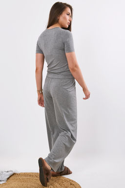 Костюм со штанами и футболкой серый