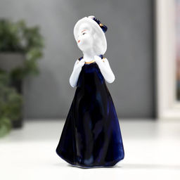 Фигурка керамика под фарфор «Малышка в шляпе», белый с сине-золотым, 12×6 см