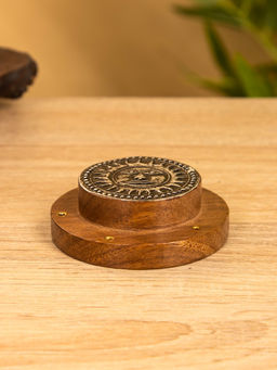 Подставка под благовония «Домовой», 7×7×2.5 см, дерево шишам