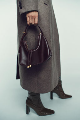 MINI SACA DE MANO DETALLE BOLAS / Rojo Burdeos