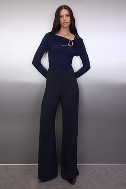 Lacivert Aksesuar ve Cut Out Detayl? Vucuda Oturan Esnek Orme Bluz TWOAW26BZ00087