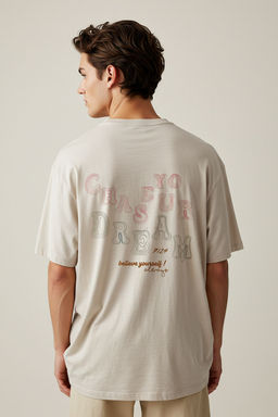 TRENDYOL MAN Ekru Oversize/Genis Kesim Nak?s S?rt Bask?l? Bisiklet Yaka %100 Pamuk T-Shirt TMNSS25TS00169