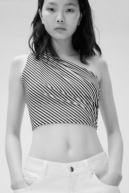 Top cropped de un hombro