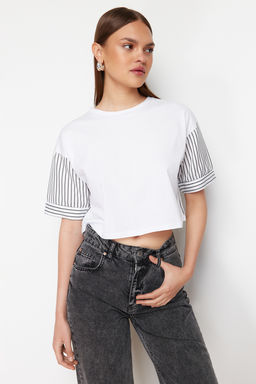 Beyaz Cizgili Poplin Kol Detayl? Slogan Bask?l? Crop Orme T-Shirt TWOSS24TS00239