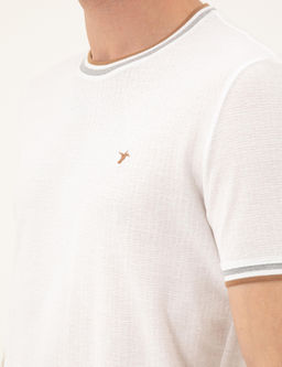 Белая приталенная футболка с круглым вырезом