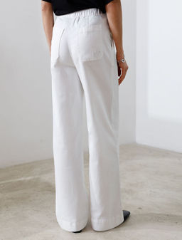 Широкие джинсы с поясом на резинке и с защипами из облегченного денима