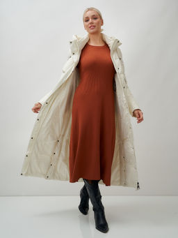 Пальто утепленное стеганное зимнее с капюшоном женское бежевого цвета 9611B - Mtforce фото 21