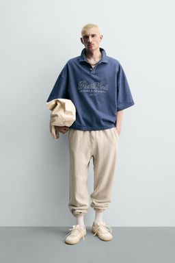 POLO BOXY FIT TEXTO BORDADO / Azul / Gris