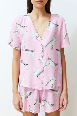 Trendyolmilla Pembe Leylek Desenli Viskon Sortlu Dokuma Pijama Tak?m? THMSS24PT00134