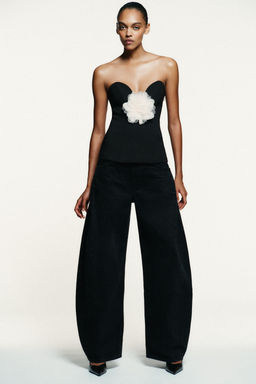 CONTRAST FLOWER BANDEAU TOP