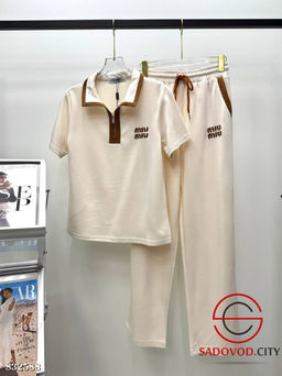 Спортивный женский костюм