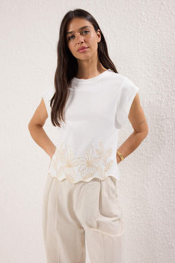 Trendyolmilla Ekru Nak?sl? Regular/Normal Kal?p Orme T-Shirt TWOSS25TS00209