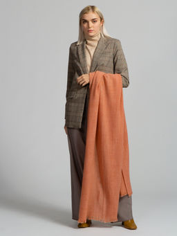 в составе шерсть Тонкий, мягкий, приятный на ощупь палантин, выполненный из меланжевого полотна. - Tantino фото 2