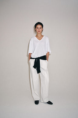 CAMISETA ESCOTE PICO / Blanco - Zara фото 5