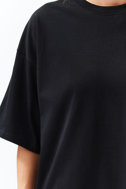Siyah %100 Kal?n Pamuklu Premium Oversize/Genis Kal?p Bisiklet Yaka Orme T-Shirt TWOSS23TS00040