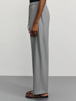 Брюки из рельефной ткани с эластичной талией / Zarina  фото 3