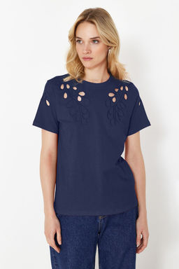 TRENDYOLMILLA Siyah Brode Nak?sl? Basic/Regular Kal?p Orme T-Shirt TWOSS24TS00069