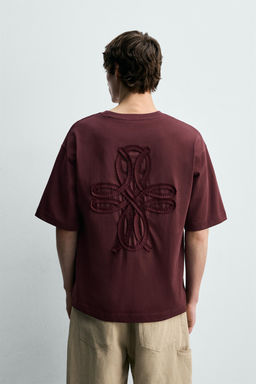 CAMISETA RELAXED FIT BORDADO / burdeos/crudo