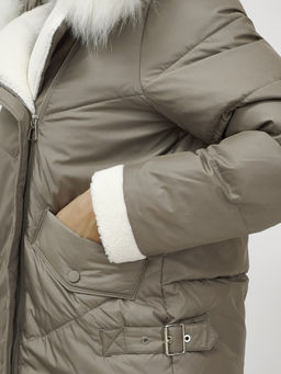 Куртка зимняя женская косуха с мехом и овчиной коричневого цвета 389_1K