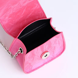 Сумка мини-клатч на магните, на длинной цепочке, розовая