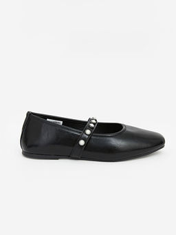 ?nci Detayl? Kad?n Kare Burun Babet