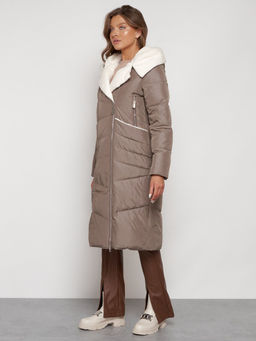Пальто утепленное с капюшоном зимнее женское коричневого цвета 132255K - Visdeer фото 2