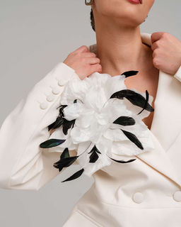 Премиальная Брошь с проволокой в шелковых лепестках и перышками